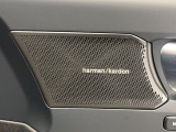 【harman kardon】ハーマンカードンのHi-Fiスペシャリストと共に、モデル別に開発・設計された専用チューニングが臨場感溢れる音響空間を実現しています。
