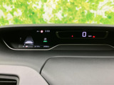 速度やシフト位置、警告表示などを運転席前方で確認できるメーター廻りです。情報がまとまって表示されるため、必要な内容を把握しやすく、運転中の視線移動にも配慮されています。