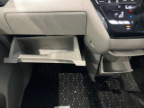 車検証入れになどにも使える便利な収納BOXあります。