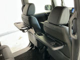 運転席と助手席のシートの裏に収納式のテーブルが装備されています。休憩時のちょっとした小物置きに使えてとっても便利ですね♪