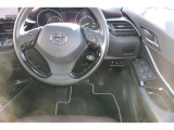 運転席の写真です。見通しのよいすっきりとした視界で、誰でも運転しやすいです。運転のしやすさは疲れにくさにも繋がりますよ♪