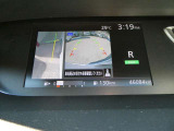 ギアを『R』に入れた後、カメラボタンを押すと、運転席から見えない左側面をナビ画面にうつしてくれるので、幅寄せや縦列駐車がし易くなります。