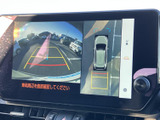 後方映像に加え、車両周辺を上から捉えた表示も確認できるモニターです。ガイドラインを目安に周囲の状況を確かめられ、駐車や狭い場所での切り返しをサポートしてくれます。