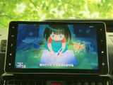 車内でテレビ番組を視聴できる画面を備えています。停車中の休憩時間に映像を楽しめるほか、表示も見やすく、待ち時間を過ごす際にも活用いただける便利な装備です。