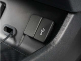 ◆USB接続端子◆スマホやiPodなどを接続して、いつもの音楽を車内でもお楽しみいただけます♪