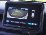 【ワイドビュー】約180&deg;を見渡せるワイドな視野範囲。広範囲に後方側面を表示できるので遠方の車両が見えやすくなっています。