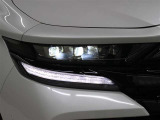 「アダプティブハイビームシステム(AHS)」が装備。LEDの配光範囲を細やかに制御し、先行車や対向車に光が当たる部分だけを自動的に遮光するので、ハイビームでの走行頻度がより向上します。