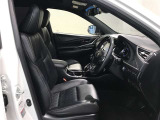 高いホールド性で運転姿勢が安定します。長距離ドライブでも疲れにくいのが魅力です。快適なドライビングライフをお送りください♪