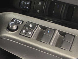 格納式リモコンドアミラーと、パワーウィンドウマスタースイッチです。車内の換気も運転席から簡単に行えます。