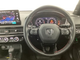 【ハンドル】運転にかかわる様々な操作を安全に行えるように視点移動が少なく操作性に配慮されたスイッチ類が凝縮されたコックピットです。