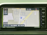 地図を表示した画面に現在地や目的地の項目が並び、行き先の確認をしながら使いやすい構成です。音量やメニューなどのボタンも画面脇にまとまり、必要な操作を見つけやすく、日常のお出かけをサポートします。