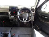 革巻きステアリングで快適な操作性の運転席です。