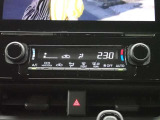 大きなスイッチで操作性のいいオートエアコン装備