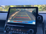 後方の様子を画面で確認でき、駐車時や車庫入れの際に周囲を把握する助けになります。目安となるガイド線も表示され、距離感をつかみやすいのが便利。安全確認をしながらゆっくり操作できます。