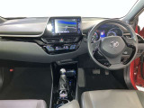 運転席周りのレイアウトをご覧ください。ナビゲーションが綺麗に装着されすっきり収まってますね!