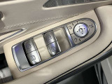 運転席ドアトリムには窓の一括コントローラーと電動ドアミラーのコントローラーが装備。