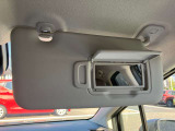 サンバイザーに鏡がついてますので車から降りる前に身だしなみチェック出来ます。