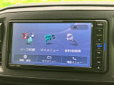音楽ソースの切り替えや目的地検索など、各種メニューが画面上に整理されています。アイコンと文字で項目を確認でき、必要な機能を選ぶ際にも扱いやすい構成です。