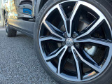 18インチ純正アルミホイールです。タイヤサイズは215/45R18です
