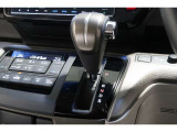 インパネシフトだから視線の移動も少なく足元もスッキリ♪運転席もゆったりしているのでゆとりを持ってドライブできますね!