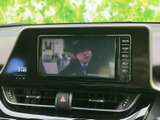 映像を表示できるモニターを備え、停車中のちょっとした待ち時間にも活用できます。画面と周囲のボタンがまとまっており、必要な表示を確認しやすい装備です。