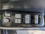 パワーウィンドウのスイッチですよ。 運転席に居ながら窓を開け閉めのコントロールできますよ。 ロック機能で、子供がイタズラして窓を開けるという事も無くなりますよ。