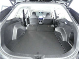 【居住性】後席シートの背もたれは、前倒し可能です♪ カンタン操作で、広々ラゲージ(荷物)スペースが出現♪これで、大きい荷物がある時でも、へっちゃらですヨv(^_^)v