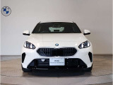 【BMWの伝統】BMWの特徴的な&ldquo;キドニーグリル&rdquo;は、80年以上続く伝統の形でございます。変わらないこだわりのデザインが、プレミアムブランド&ldquo;BMW&rdquo;を創り出します。