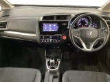車内は光触媒抗菌消臭施工済です。インパネ周りはスタイリッシュなデザインで機能や装備も充実しています。グローブボックスやカップホルダーのほかにトレーなどたくさんの収納スペースが付いています。