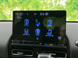 タッチ画面にはナビや電話、設定、オーディオなどのメニューが表示され、使いたい機能を見つけやすい構成です。画面下には物理ボタンも並び、運転中も操作箇所を把握しやすくなっています。