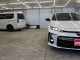 当店では専任のメカニックが大切なお客様のお車を一台一台丁寧に整備いたします。自社認証工場にてリフトアップし下回りまでキッチリ検査いたします。