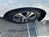 車体にマッチしたデザインのホイールが足元を引き締め、スタイリッシュな印象を演出します。