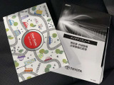 メンテナンスノート、取扱説明書です。 その車の整備記録が事細やかに記録されています。 車が生まれてから今までどのような道を歩んできたのか判るとても重要な物ですよ。