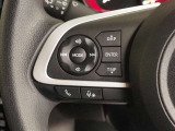 運転中のオーディオ操作はステアリングスイッチで行えます。目線を外さずに操作できるため、安全性が向上します。