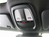 ルーフにあるボタンは、車両が始動しない場合、パンクした場合、または事故に遭った場合などの緊急時に支援の要請に使用できるため、安心感を高めることができます。