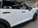 MINIのドアノブは、クラシカルな雰囲気を醸し出す上品なクロームメッキ仕上げと、しっかりと握れる伝統的なグリップ型が特徴です。レトロさと高い質感を両立し、触れるたびに愛着が湧くデザインです。