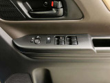 【運転席ドアスイッチ回り】パワーウィンドー[ロック機構]・電動格納式リモコンドアミラースイッチがまとまっているので操作しやすいです。