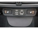 運転席と助手席の間のコンソールボックス後方にも「後席用USB電源&times;2」・「後席用シートヒータースイッチ」・「エアコン吹き出し口」があります、後席のかたも快適にお過ごしいただけます