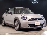 モデルが変わっても一目でMINIと分かるアイコンはそのままに、その時代に合わせた最新の技術、安全装備を搭載させております。