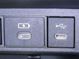 USB端子と充電用USB端子を装備しております。
