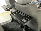 運転席と助手席のシートの裏に収納式のテーブルが装備されています。休憩時のちょっとした小物置きに使えてとっても便利ですね♪