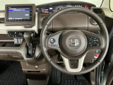 【ハンドル】運転にかかわる様々な操作を安全に行えるように視点移動が少なく操作性に配慮されたスイッチ類が凝縮されたコックピットです。