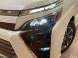 【LEDヘッドライト】悪天候や夜間走行時も良好な視界を確保し安心して運転できる高輝度LEDヘッドライトを装備!点灯速度が早く、消費電力も抑えられています。