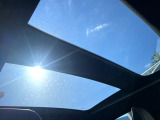 【パノラマルーフ】大型のガラスルーフ搭載で車内の解放感が一気にアップ!開放的なドライブをお楽しみいただけます。