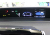 大きく表示されるデジタルメーターは、瞬時に車速が確認できます。インフォメーションディスプレイではHVシステムの現状況などが一目で確認できます。地球に優しく運転すると、ガソリン代の節約にもつながりますよ