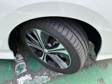 タイヤサイズは215/70R17です。日産純正アルミ装着車です。