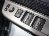 【電動格納ドアミラー・全席パワーウインドウ・パワードアロック】車内からのミラーの調整と格納、ドアガラスの上げ下げが可能(運転席挟み込み防止機構付)