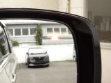 BSW 車線変更をするとき、隣車線に車両があるときに運転者が車線変更を開始した場合、警報とともに車両をもとの車線ないに戻す方向に力を発生させ、隣接車両との接触を回避するよう支援するシステムです。