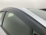 ドアバイザーも付いています。雨の日に少し窓を開けても、雨水が入りにくく、喫煙する方などにも強い味方です。