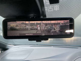 車両後方のカメラ映像をミラー面に映し出すので車内の状況や天候に左右されず後方視界を得られます。